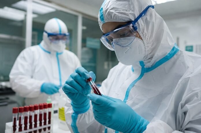 México refuerza vigilancia sanitaria por alerta internacional de ébola; Salud monitorea viajeros y pide atención a síntomas.