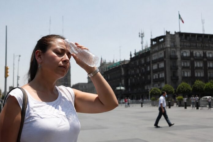 Onda de calor afecta 14 estados de México con temperaturas de hasta 45 grados y lluvias fuertes en Coahuila y Chiapas.
