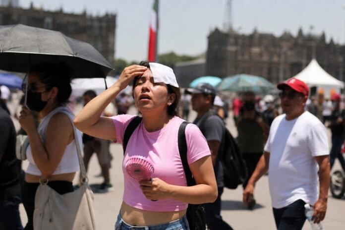 La onda de calor continuará en 25 estados de México con temperaturas de hasta 45°C, fuertes vientos y lluvias en algunas regiones. Consulta el pronóstico completo del SMN.