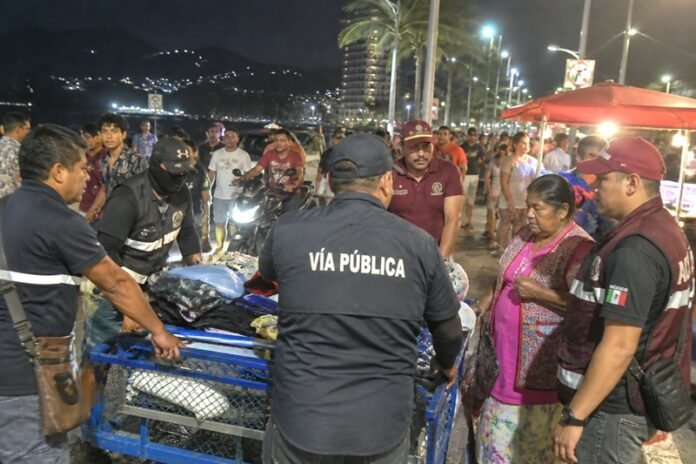 Autoridades reactivan operativo contra ambulantes en la Costera de Acapulco; retiran mobiliario y mercancía tras el regreso de vendedores luego de Semana Santa y el Tianguis Turístico.