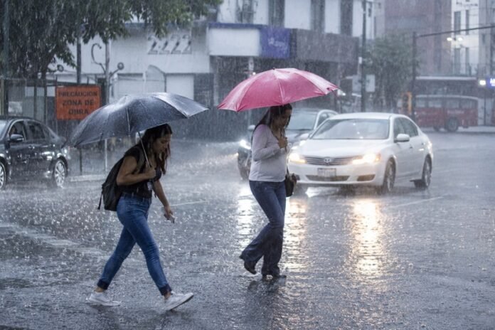 SMN alerta lluvias fuertes, granizo y calor extremo en México. Nuevo León, Oaxaca y Chiapas enfrentarán tormentas intensas.