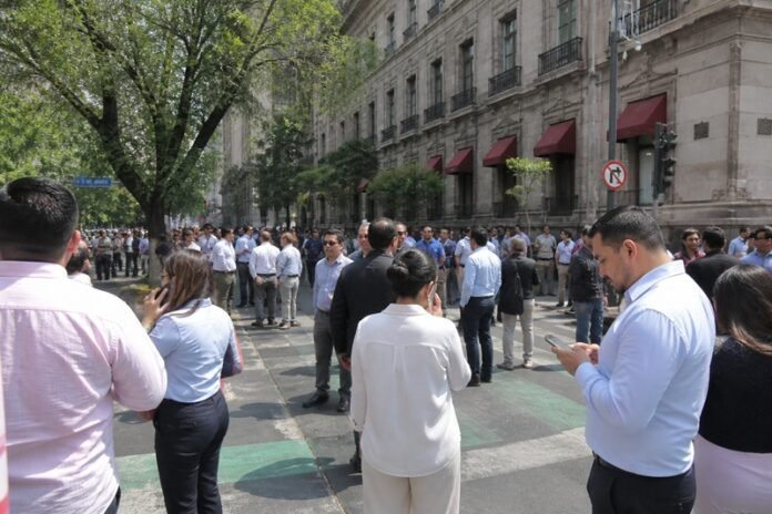 Sismo en Oaxaca activa la alerta sísmica en CDMX; evacúan Palacio Nacional y despliegan helicópteros. Autoridades reportan saldo blanco sin daños.