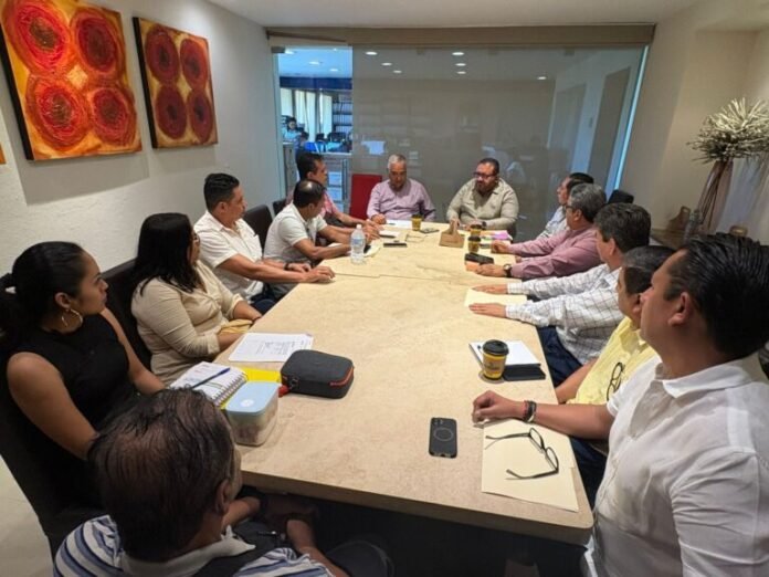 Francisco Rodríguez Cisneros, participó en una reunión con directoras y directores de escuelas primarias de la Zona Escolar 044