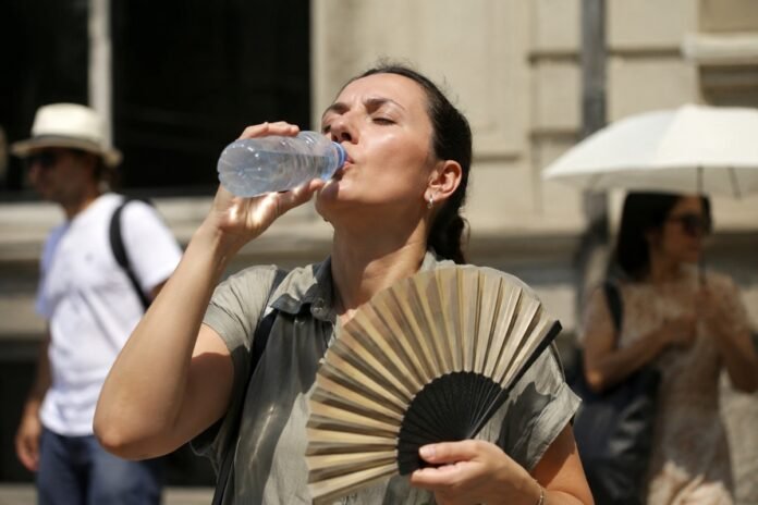 Inglaterra y Gales activaron alerta roja por calor extremo ante temperaturas que podrían alcanzar los 40 grados durante esta semana.