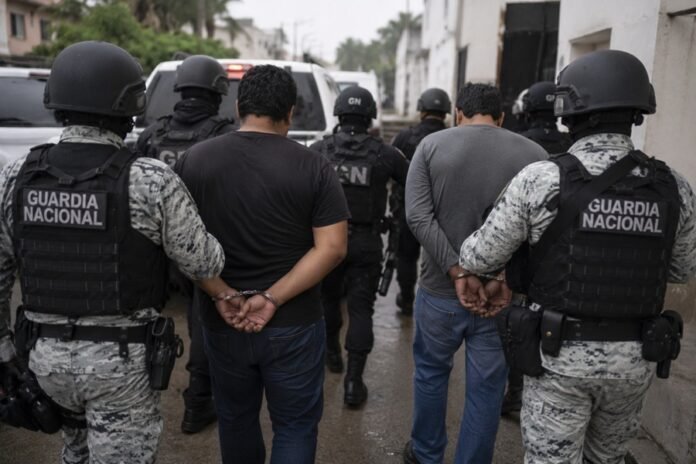 Autoridades federales detuvieron a líderes de playas en Acapulco durante un operativo de la FGR y fuerzas federales.