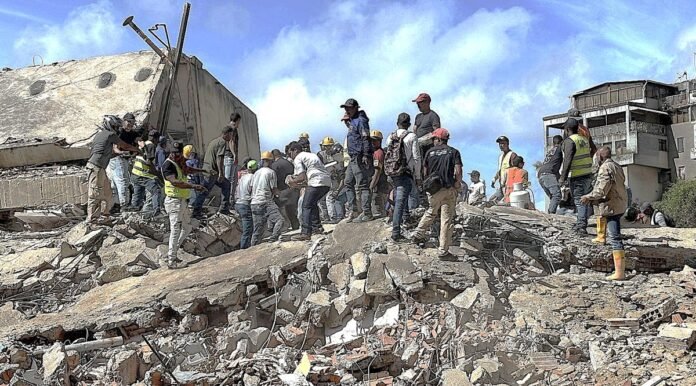 Sismos en Venezuela dejan 50.000 desaparecidos, alerta la ONU. 30 equipos internacionales buscan sobrevivientes en La Guaira.