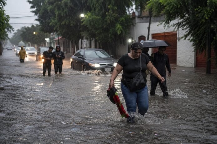 SMN alerta por lluvias intensas, en México, inundaciones y deslaves en Puebla, Veracruz, Oaxaca y Chiapas este 1 de junio de 2026.