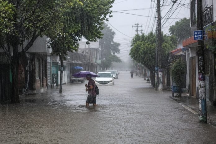 Guerrero y Oaxaca esperan lluvias intensas este viernes. Autoridades alertan por inundaciones, tormentas eléctricas y fuertes vientos.