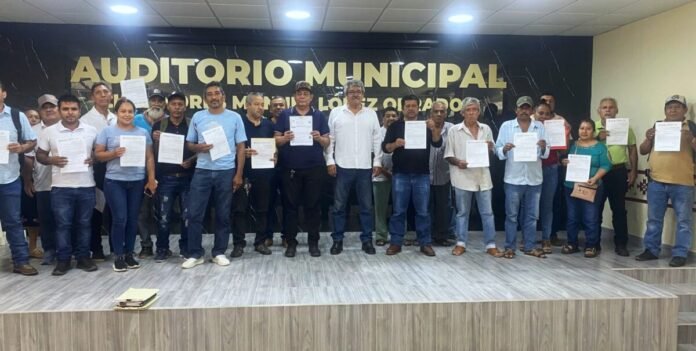 31 productores guerrerenses recibieron sus cartas de liberación de adeudos durante una jornada realizada en Atoyac de Álvarez.