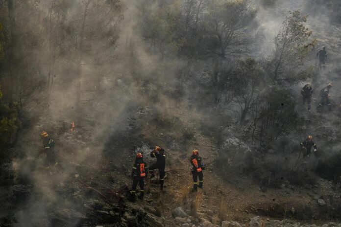 Alcalde por incendio en Grecia enfrenta prisión preventiva devastó más de 11 mil hectáreas cerca de Atenas. Autoridades investigan la causa.