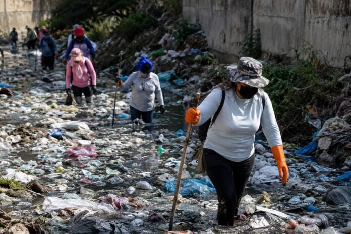 Familias buscan desaparecidos entre basura y aguas negras en los llamados “canales de la muerte”, ante el riesgo y la falta de respuestas.