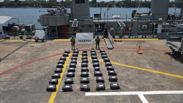 Marina asegura más de 1.6 toneladas de presunta cocaína en 54 bultos localizados flotando frente a las costas de Michoacán.