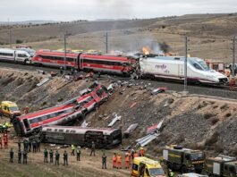 Equipos de emergencia trabajan tras el choque de dos trenes de alta velocidad en Urda, Toledo, España.