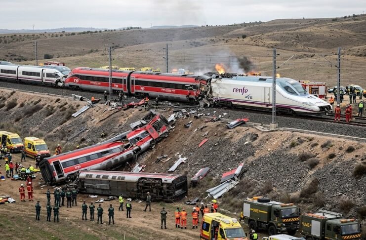 Equipos de emergencia trabajan tras el choque de dos trenes de alta velocidad en Urda, Toledo, España.