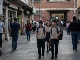 El celular no es niñera. Antes de exigir al gobierno, debemos aprender a cuidar a los hijos de la maldad en redes. Lee en Notimundo.