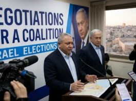 Las elecciones en Israel dejan a Netanyahu sin mayoría clara. La oposición de Eisenkot busca apoyos para formar gobierno.